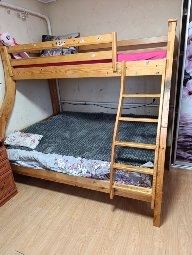 Продам ліжко двух ярусне