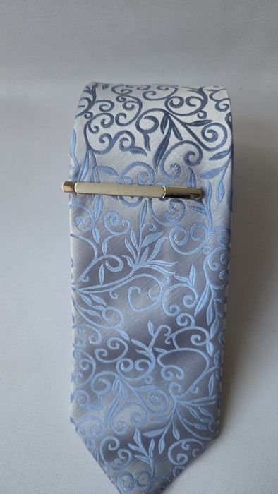 Elegancja w każdym detalu – klasyczny krawat z spinką