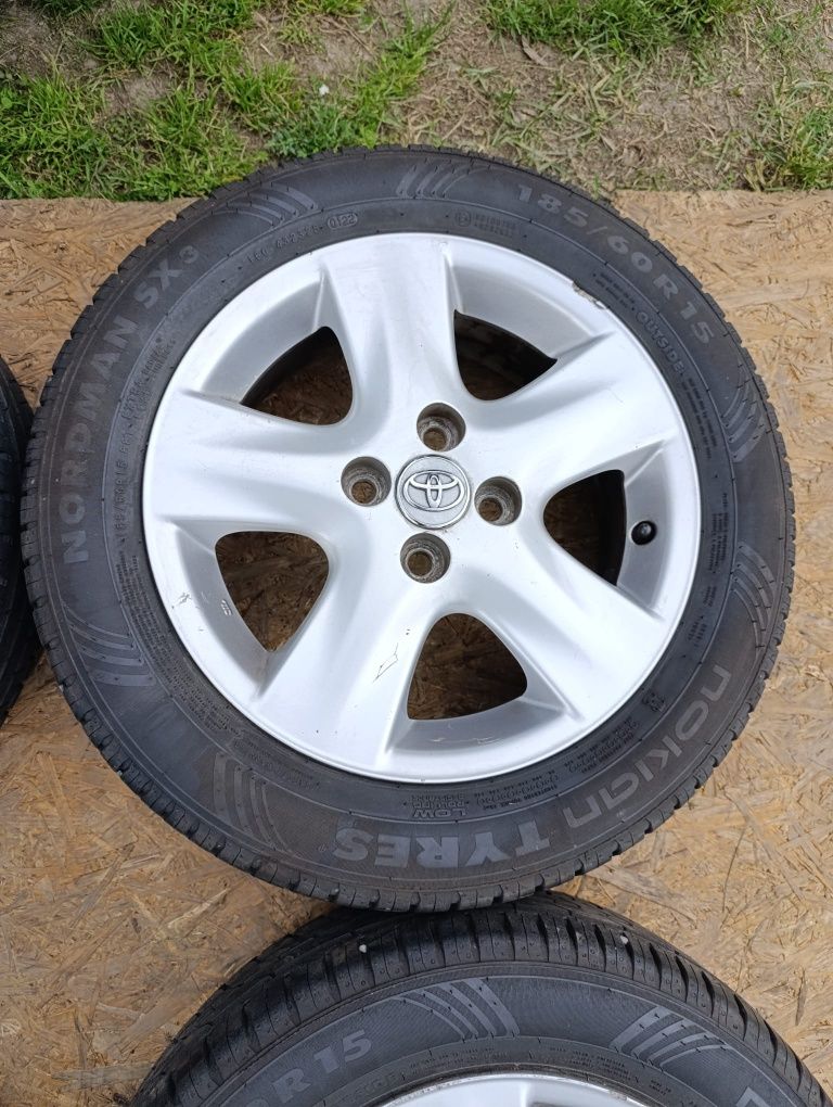 Koła 15 4x100 Toyota Yaris oryginalne 185 60 R15 Nokian letnie 2022r