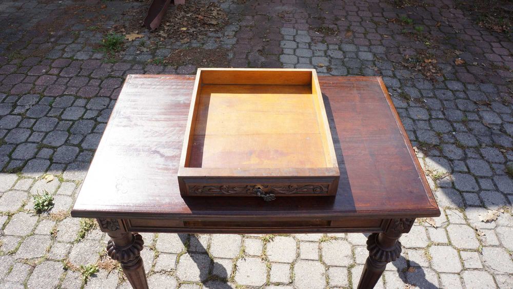 Stół z ozdobną szufladą z początku XX wieku - Vintage