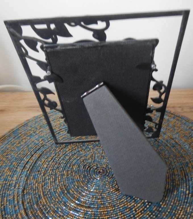 Srebrna metalowa ramka na zdjęcie z ornamentem 16 x 14 cm