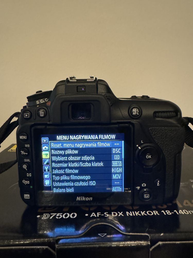 Nikon D7500 z pudełkiem i ładowarką