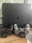 Konsola Sony PlayStation 4 Pro 1TB + 2 pady + akcesoria