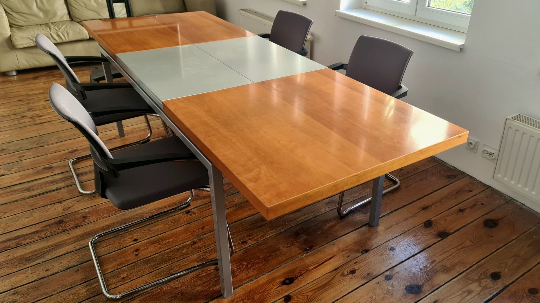 Pełny zestaw do sali konferencyjnej
Rozkładany stół + 4 krzesła