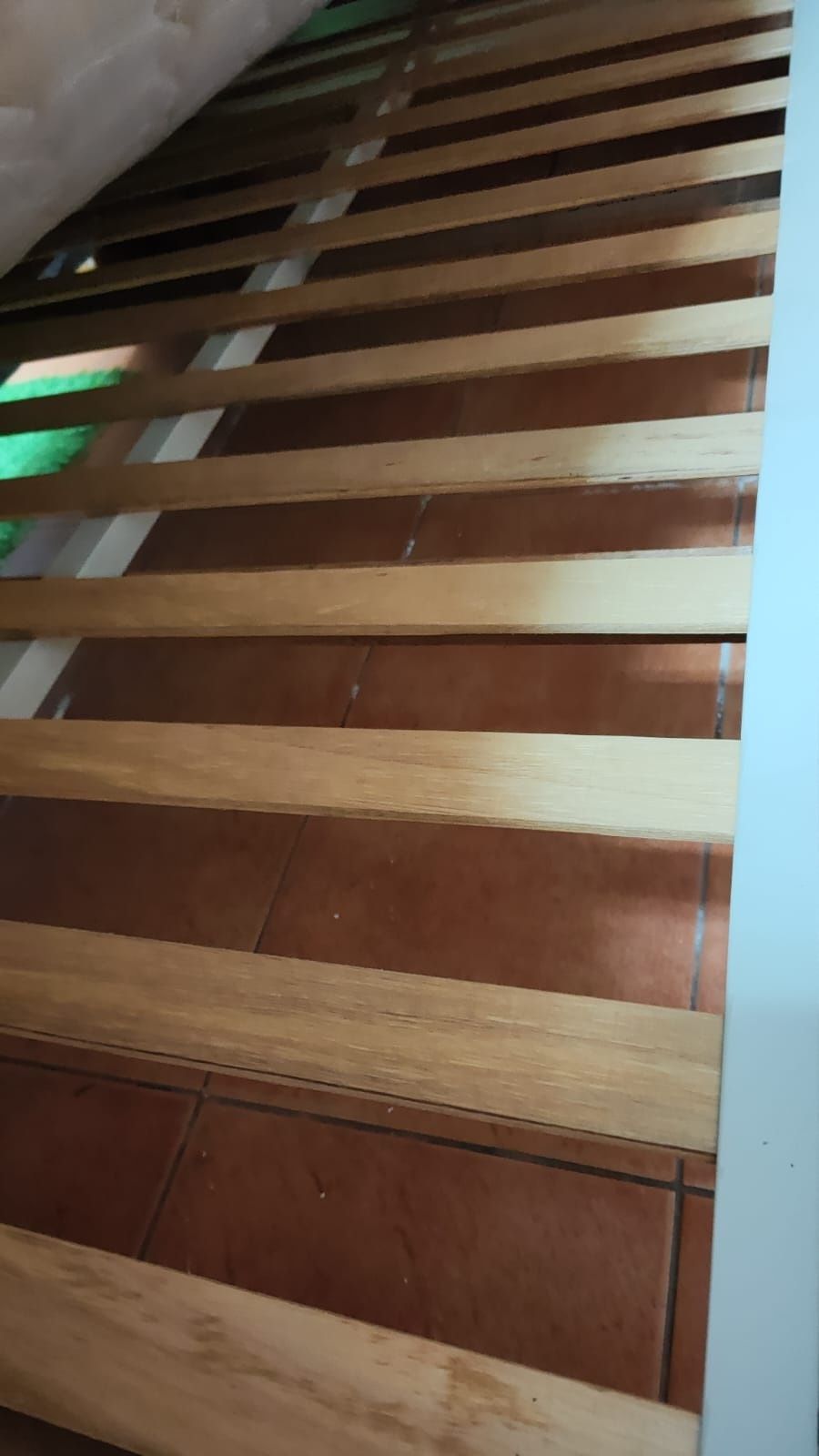 Conjunto de 2 camas de solteiro + mesa cabeceira