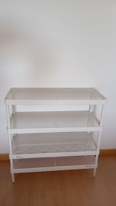 Prateleiras em metal branco