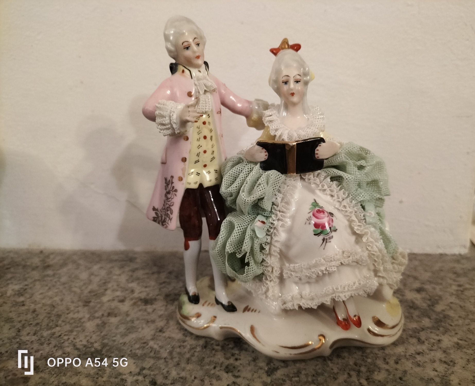 Par de figuras porcelana Alemã "DRESDEN" ,11cm"x 12 cm,com rendilhado