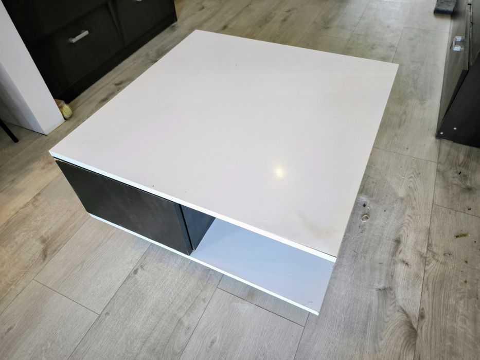 Stolik pokojowy z szufladami na kółkach 80x80 bialy