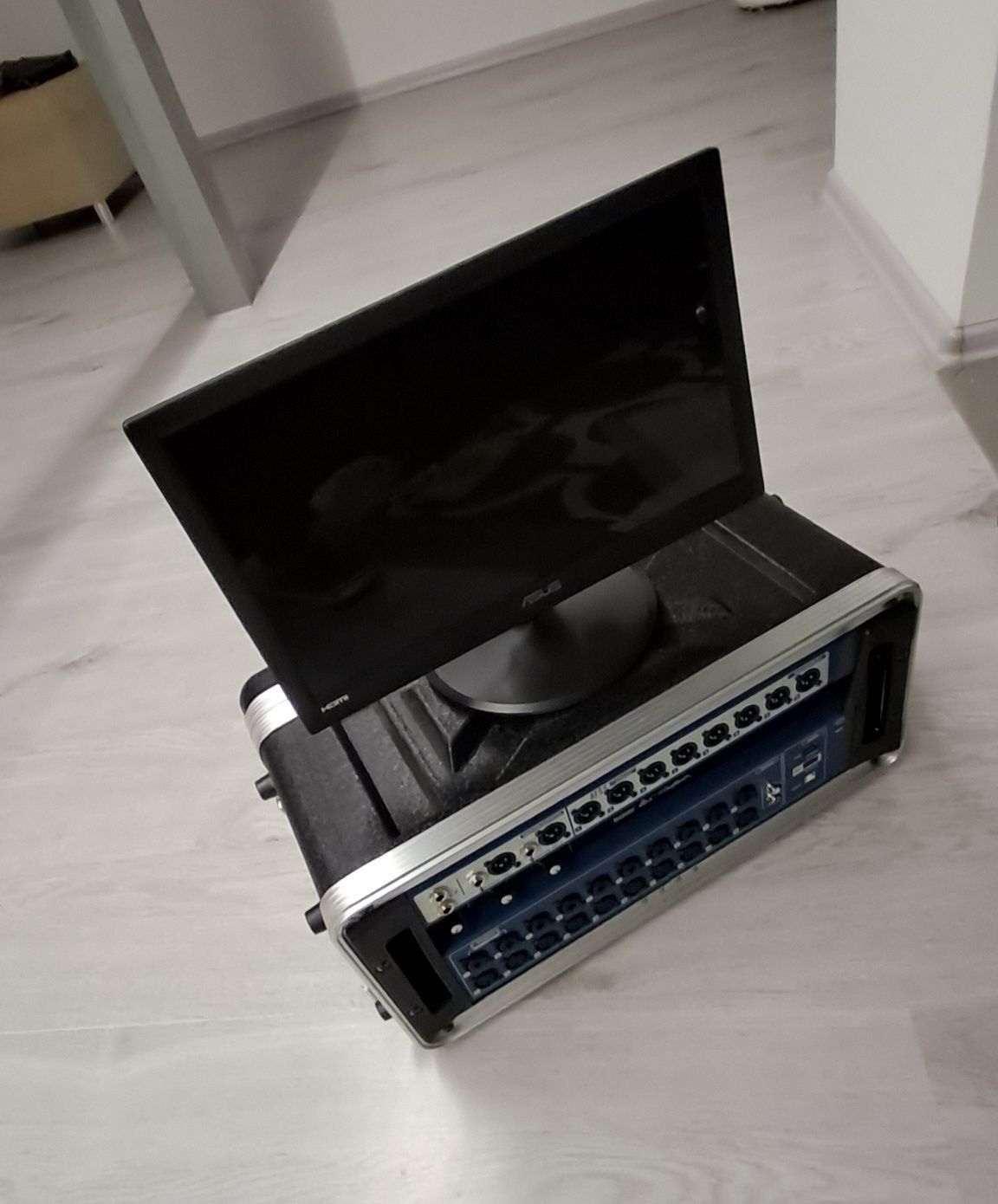 Soundcraft Ui24R + case + monitor dotyk