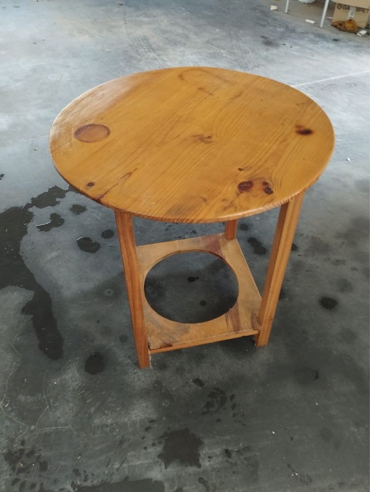 Mesa camilha em madeira maciça.