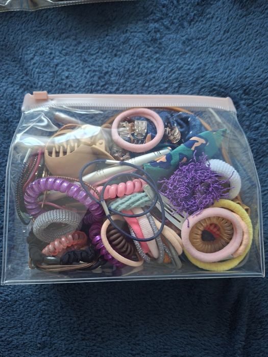 Kosmetyczka z akcesoriami do włosów