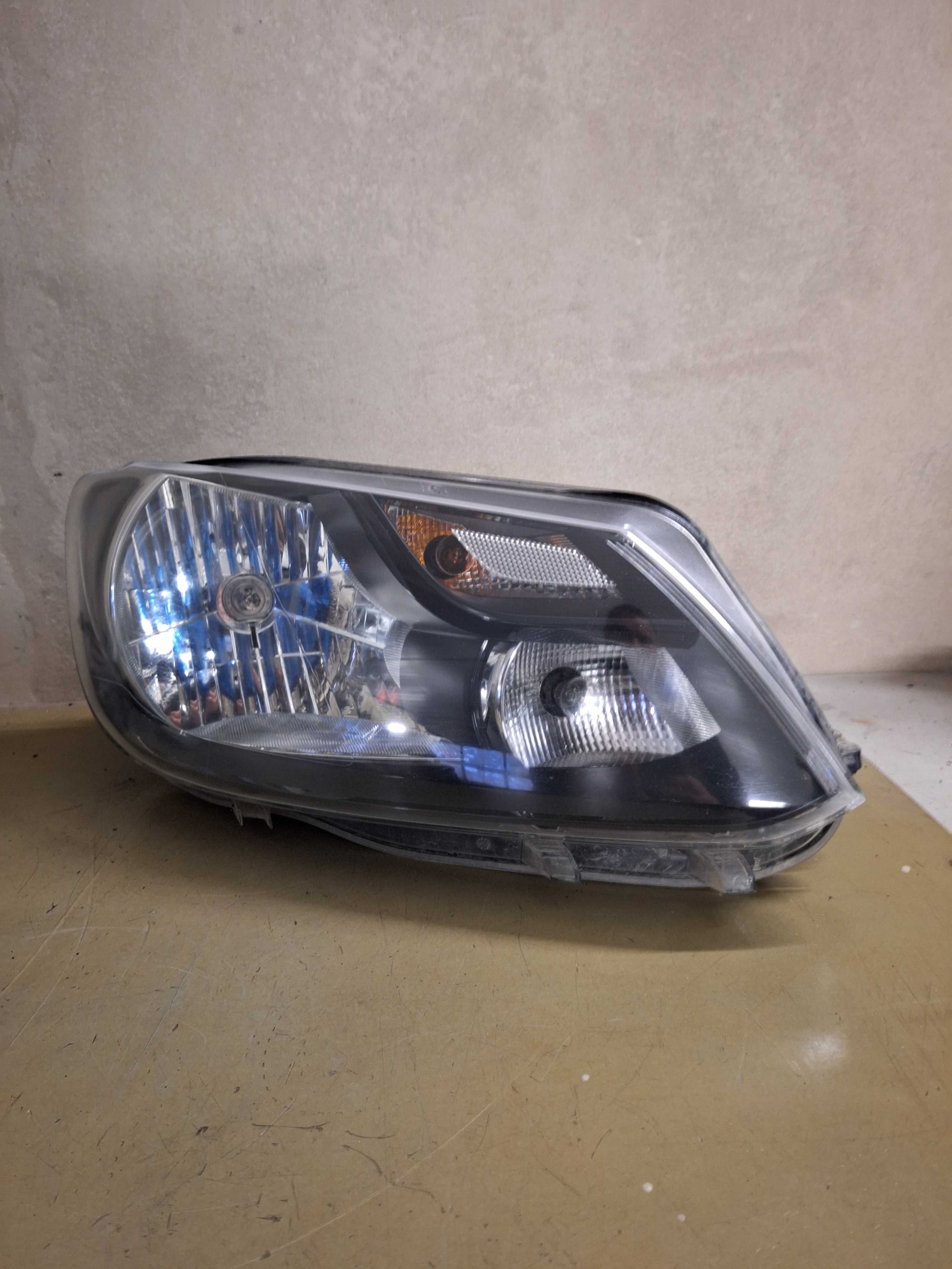 Lampa prawa  vw caddy 10-15r oryginał europa