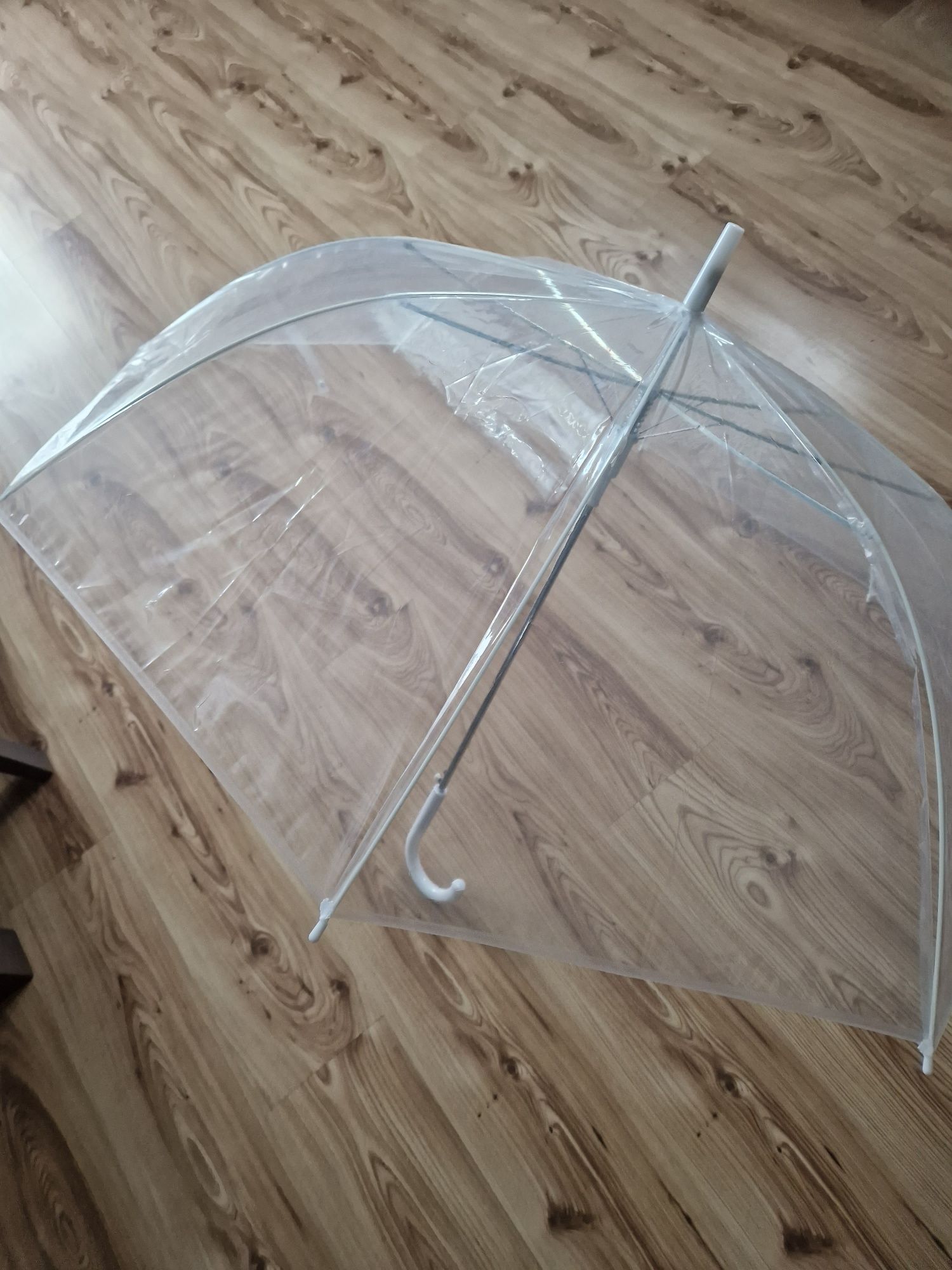 Duży, przezroczysty, bezbarwy parasol