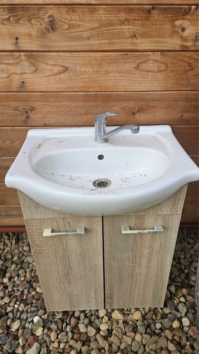 Umywalka z szafką i baterią