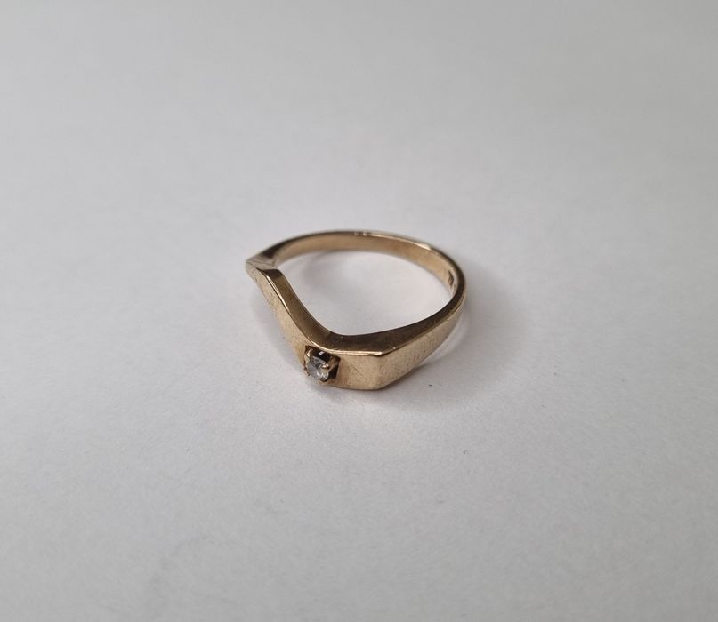 Asymetryczny złoty pierścionek z cyrkonią złoto 333
