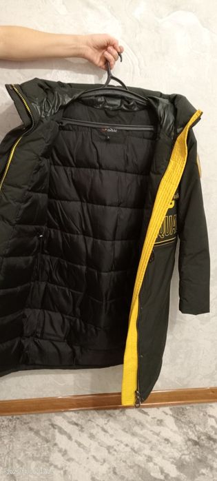 Зимовий жіночий пуховик