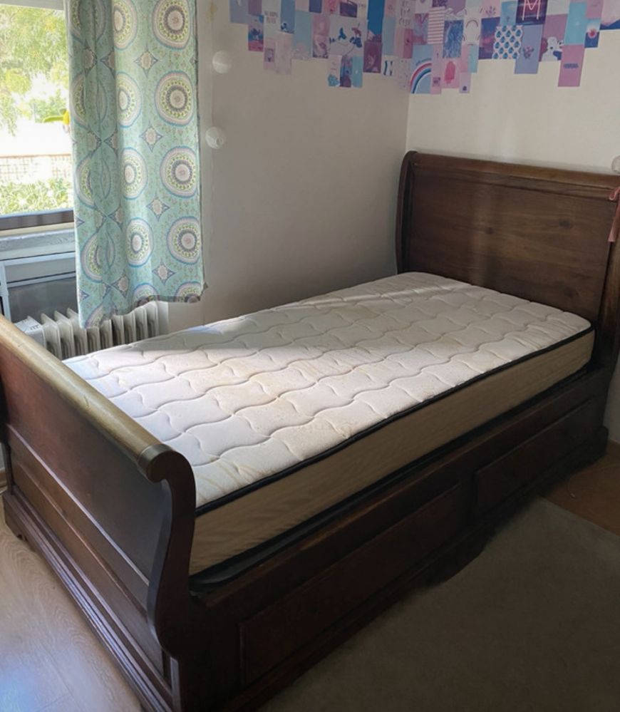 Cama (sem colchão incluído) + mesinha de cabeceira