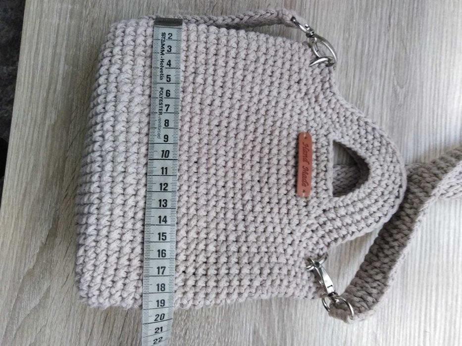 Beżowa torebka robiona na szydełku