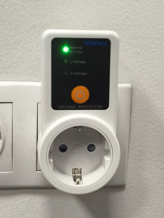Poзeткa зaxисту від напруги змінного струму 220 B 16А