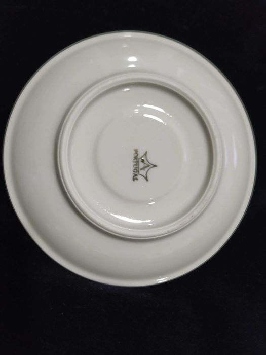 12 chávenas de café com pires em porcelana da Fábrica Artibus. NOVAS!