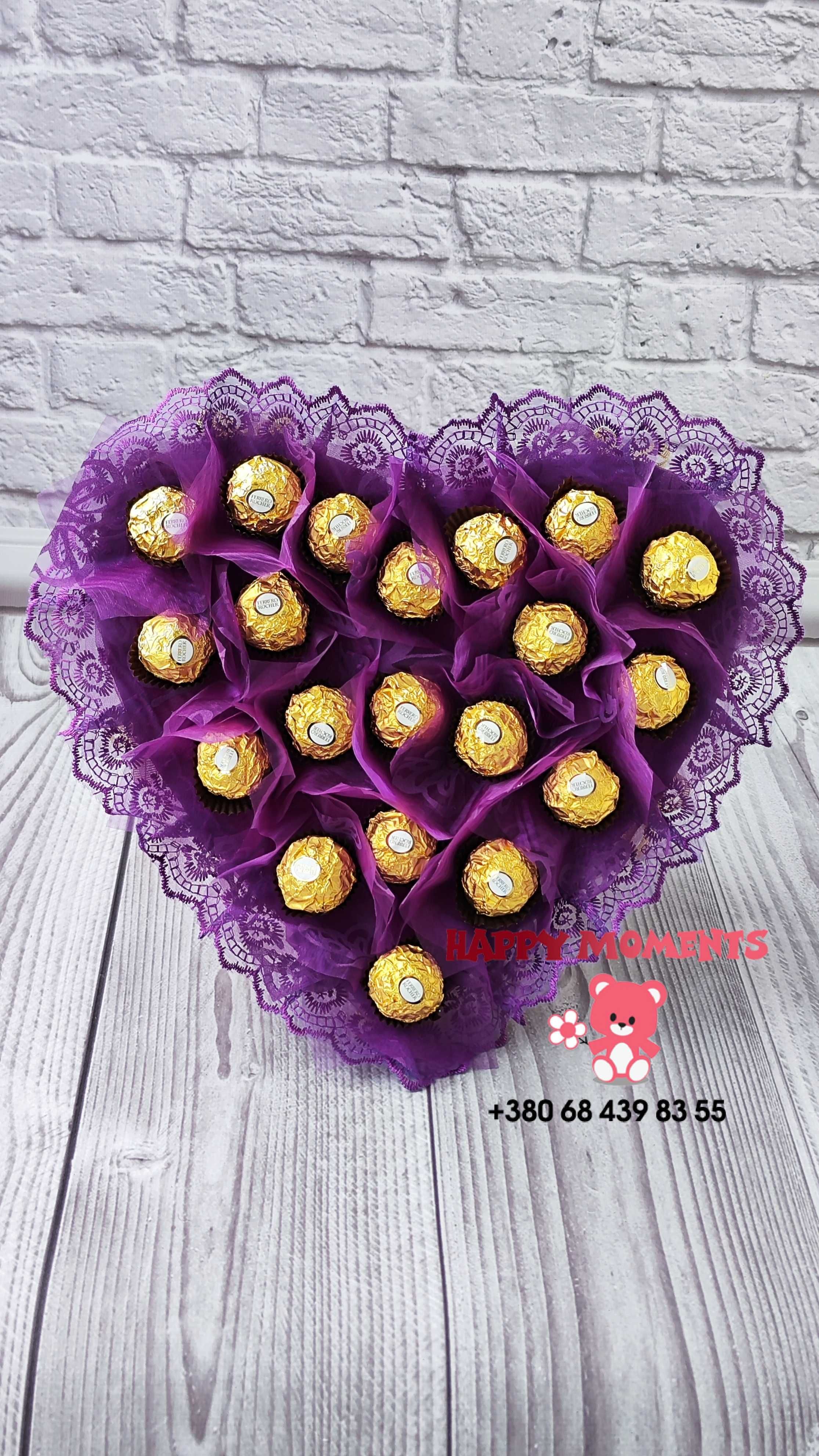 Букет із цукерками Ferrero Rocher у формі серця на 8 березня из конфет