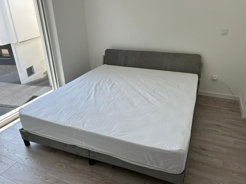 Ótima cama com colchão ortopédico 180x200.