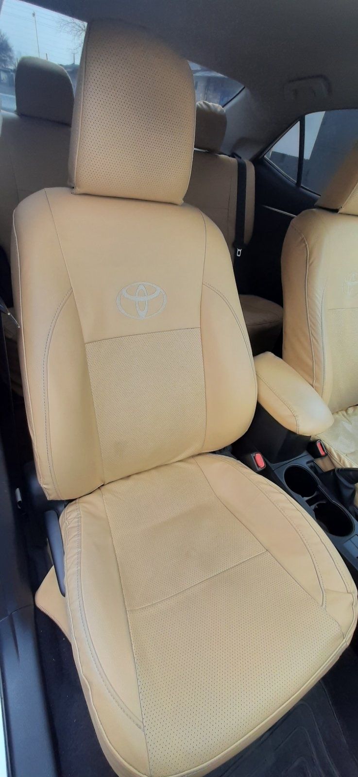 Продам чехлы на Toyota Corolla