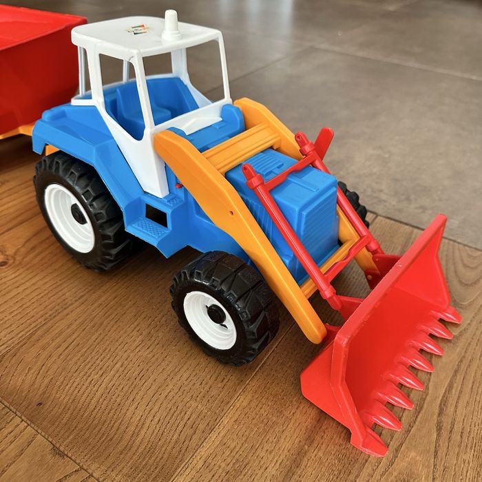 Великий трактор з ковшем та причепом