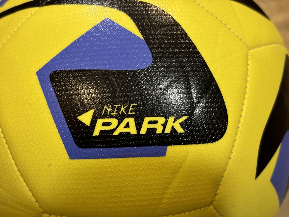 Продам оригінальний футбольний мяч Nike Park розмір 5