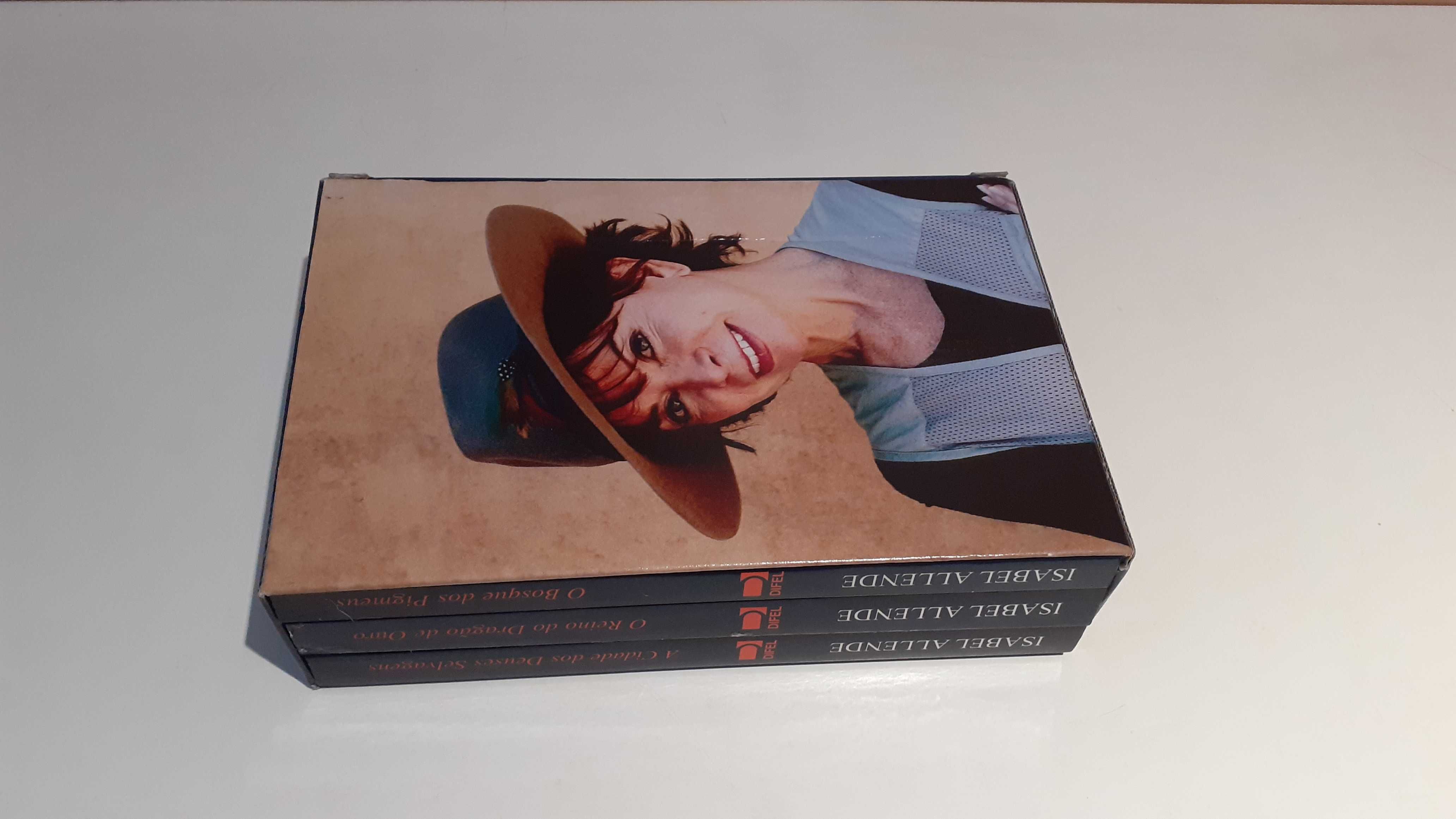 Conjunto de três livros novos de Isabel Allende com caixa arquivadora