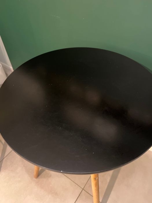 Stół z dwoma krzesłami skandynawskimi