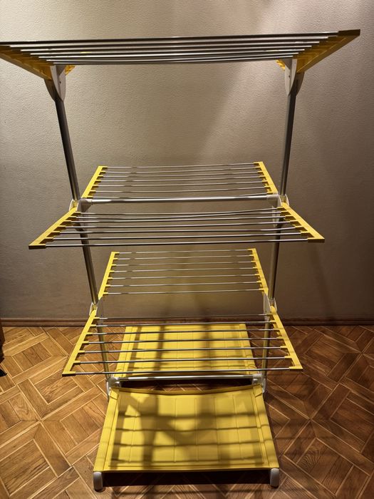 Розкладна сучасна сушка для одягу.