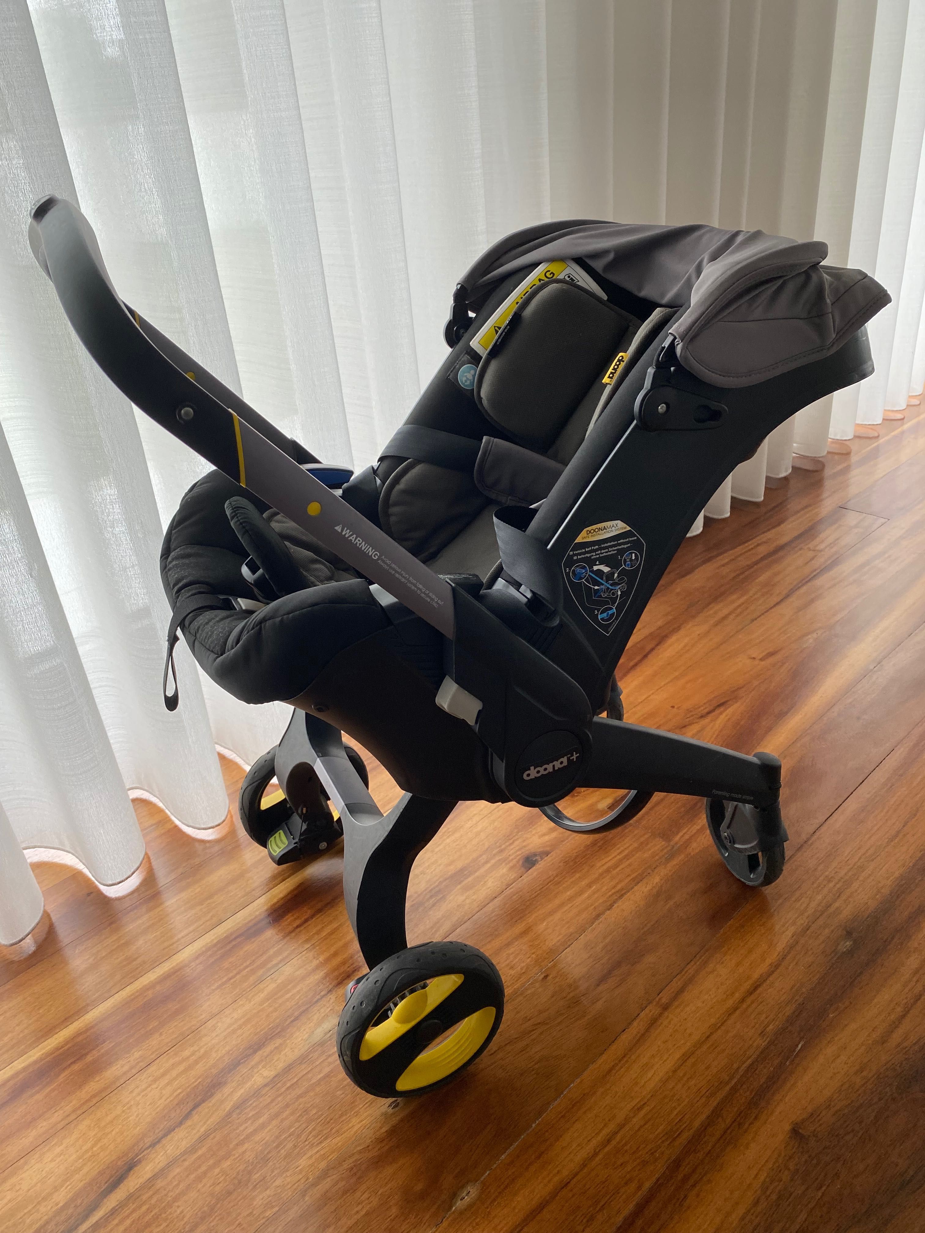 Carrinho, cadeira auto marca doona