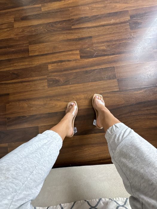 Transaperntne buty na obcasie klapki