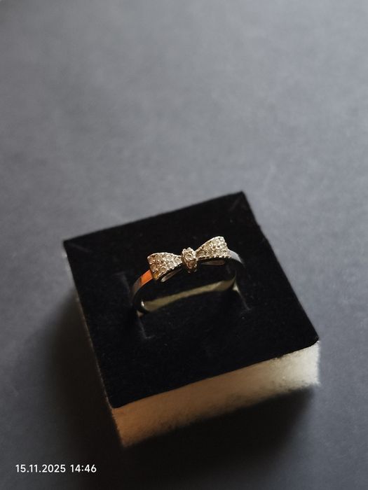 Pierścionek kokardka z kryształkami, srebro 925, średnica 17,6 mm