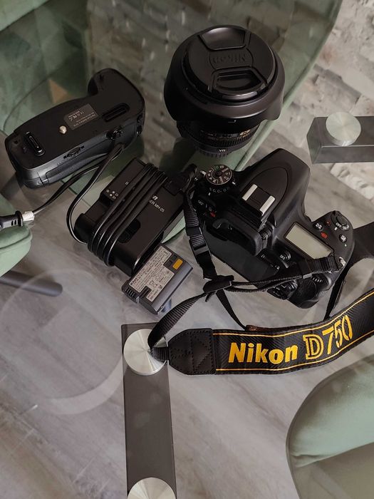 Nikon D750 + Nikkor 24-120mm 4G ED + Grip