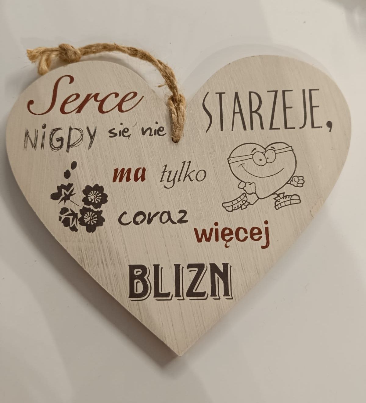 Okazjonalne drewniane tabliczki w kształcie serca z sentencjami