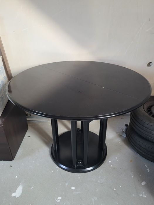 Stół czarny okrągły, rozkładany 105/145 cm.