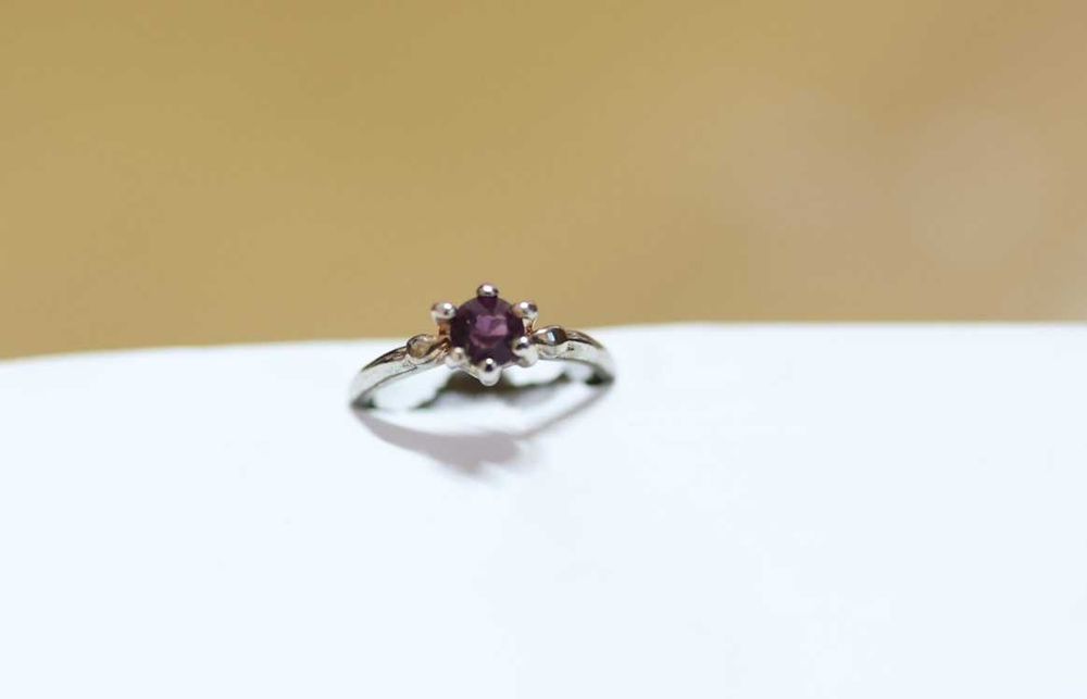 Pozłacany pierścionek z fioletową cyrkonią