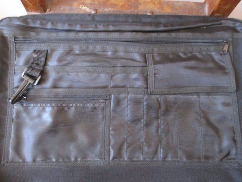 Pastas/Malas à tiracolo pretas, uma delas c/imagem magnífica de Lisboa