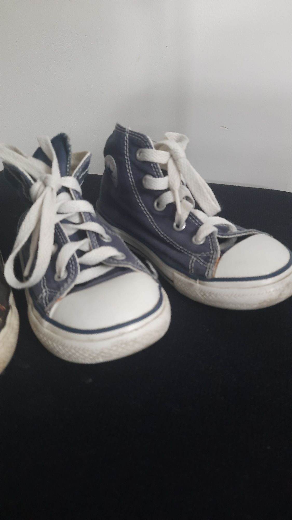 Dwie pary converse