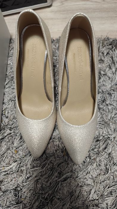 Szpilki jasne świecące beżowo złote