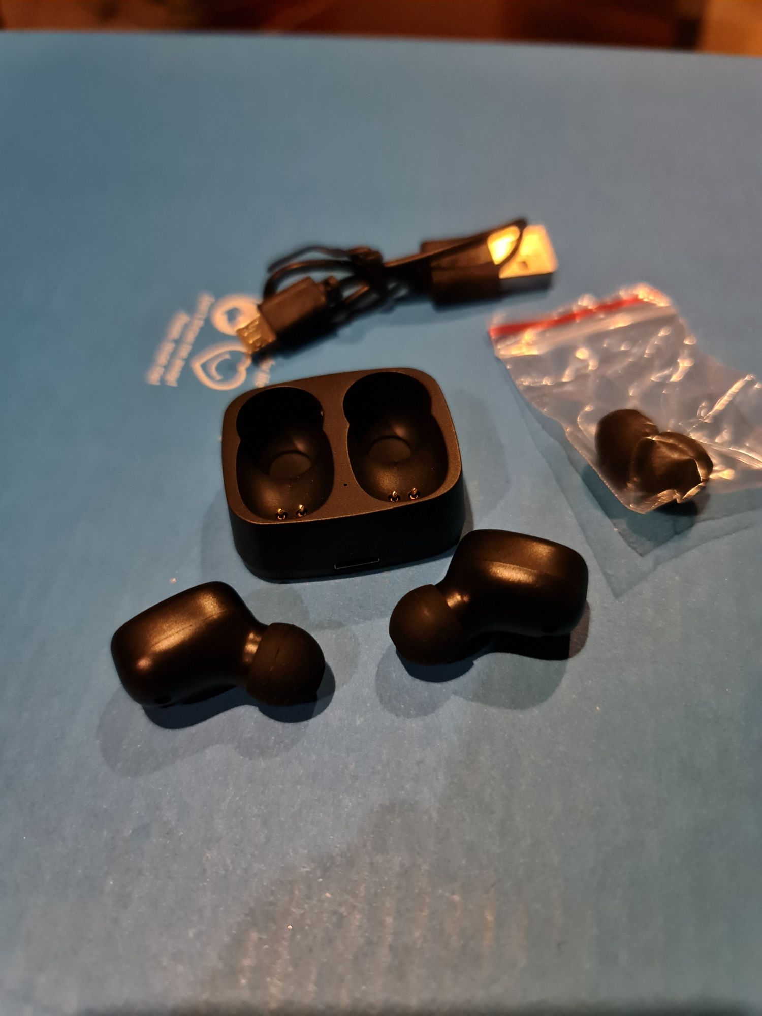 Auricular Bluetooth com caixa de carga