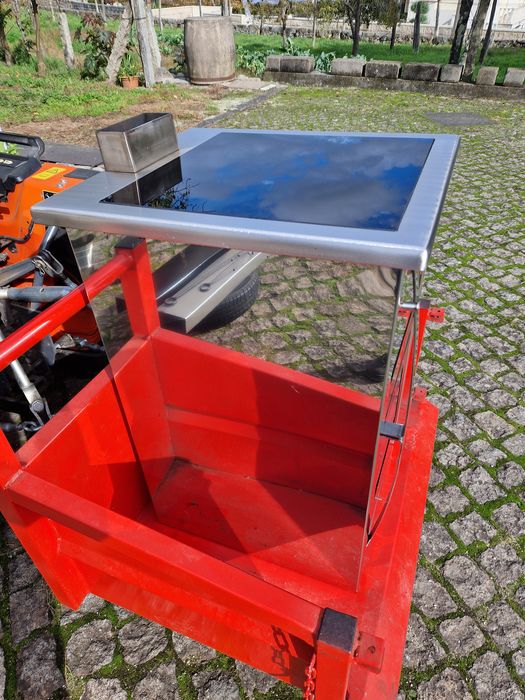 Fogão de lenha em inox com forno.