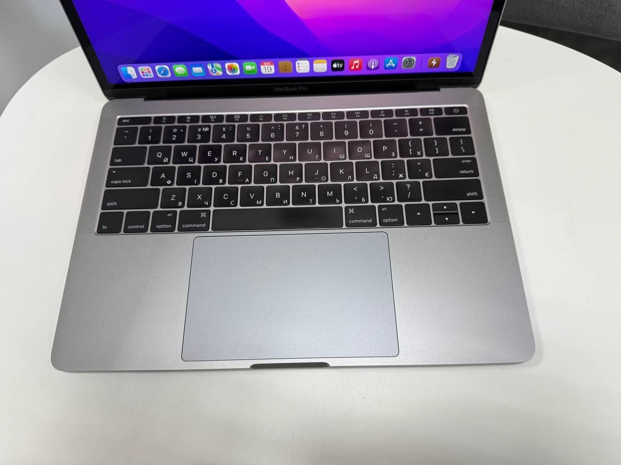 MacBook Pro 13 2016
Екран: 13.3" 2560 x 1600 Retina
Процесор: 2GHz 2 я