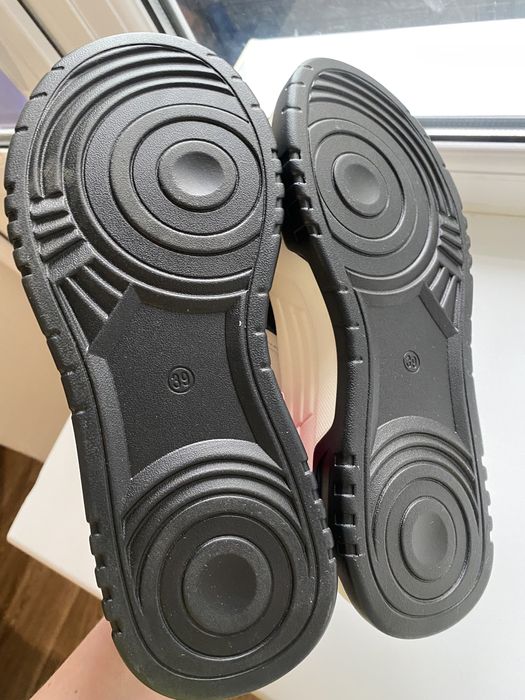 Жіночі кросівки