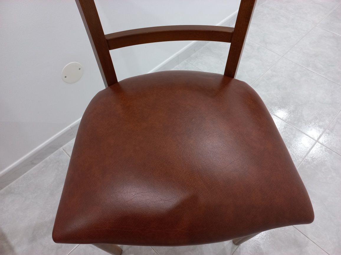 Cadeira de sala em cerejeira com assento em pele