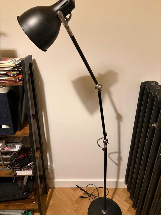 Czarna lampa podłogowa Arod Ikea