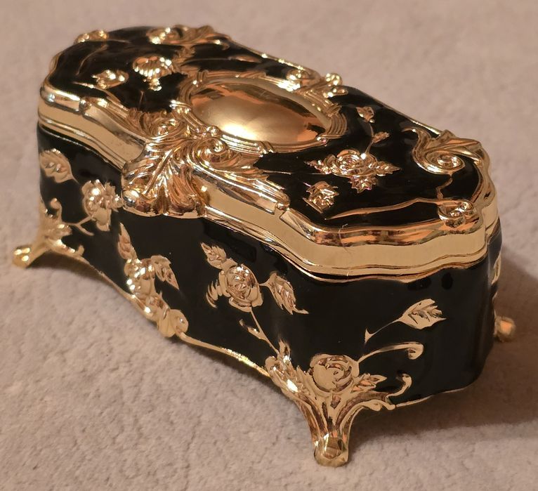 Piękna bogatozdobiona szkatułka włoska w stylu Faberge St.Petersburg.