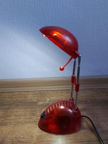 Настільна лампа червоного кольору